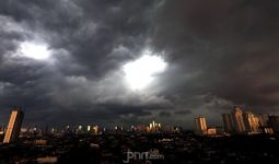 Perkiraan Cuaca Hari Ini: Siang Hujan, Sore Petir dan Angin Kencang - JPNN.com