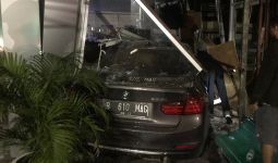 Giliran Mobil BMW Menabrak Apotek Senopati, Lihat tuh Fotonya - JPNN.com