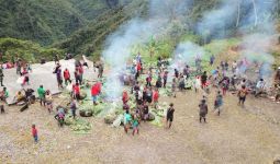 Personel TNI dan Masyarakat Opitawak Papua Gelar Bakar Batu Bersama - JPNN.com