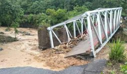 Satu Jembatan Putus dan Tujuh Rumah Warga Hanyut Diterjang Banjir - JPNN.com