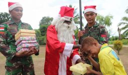 Prajurit TNI Berkostum Santa Claus Membagikan Bingkisan Natal untuk Anak-anak di Papua - JPNN.com