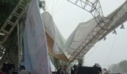 Hujan Turun Deras, Atap Panggung Malam Tahun Baru di Magelang Ambruk Jadi Kayak Begini - JPNN.com