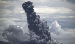 Gunung Anak Krakatau Meletus, Abunya Condong ke Selatan, Jangan Mendekat - JPNN.com