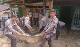 Ratusan Personel Polres Labuhanbatu Dikerahkan Bantu Korban Banjir Bandang - JPNN.com