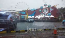 Diguyur Hujan, Pengunjung TMII Kocar-kacir - JPNN.com