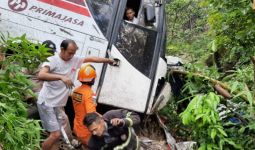 Bus Primajasa Mengangkut 45 Penumpang Terperosok ke Jurang di Kawasan Nagreg - JPNN.com