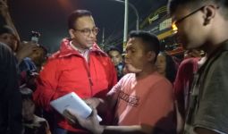 Anies Baswedan Dapat Protes 2 Warga Kampung Melayu, Satu Emosi, yang Lain Menangis - JPNN.com