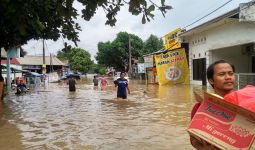 Kemensos Salurkan Bantuan Bagi Warga Terdampak Banjir Jakarta dan Bandung Barat - JPNN.com