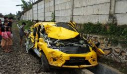 Honda Brio Dihantam Kereta Api, Penumpang Sempat Melompat Keluar Mobil - JPNN.com