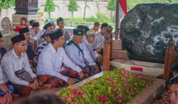 Libur Tahun Baru, Gus Muhdlor Bawa Santri Sidoarjo Ziarah Makam Bung Karno dan Mbah Hasyim - JPNN.com