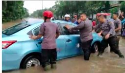 Banjir Jakarta Hari Ini: Genangan di Mana-Mana, Saluran Air Tersumbat - JPNN.com