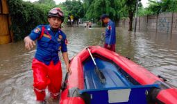 Warga di 26 Lokasi Banjir Jakarta Ini Minta Damkar Melakukan Evakuasi - JPNN.com