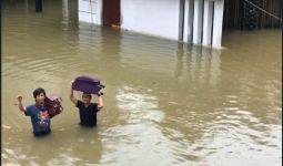 Jakarta Banjir, Ketinggian Air di Daerah Ini Sudah Sedada Orang Dewasa - JPNN.com