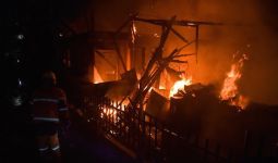 Dua Rumah Milik Keluarga Nasution Ludes Terbakar Pada Malam Tahun Baru - JPNN.com
