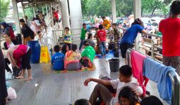 Banjir, Warga Jembatan Baru Mengungsi di Halte Busway - JPNN.com
