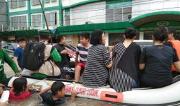 FPI Evakuasi Warga Tionghoa dari Banjir di Bekasi, Nih Fotonya - JPNN.com