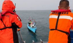 Basarnas Selamatkan 5 Nelayan yang Terombang-ambing di Perairan Pulau Barang Lompo - JPNN.com