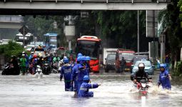 Pengemudi Ojol Ini Rela Menerjang Banjir Demi Pesanan Warga Benhil - JPNN.com