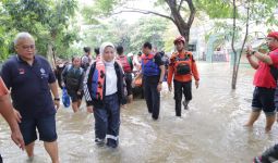 Menaker Ida Terobos Banjir Bekasi - JPNN.com