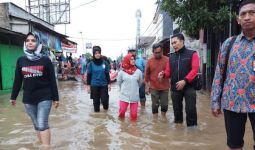 Siti Nur Azizah Bantu Korban Terdampak Banjir di Tangsel - JPNN.com
