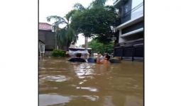 Tolong, Banjir 2 Meter, Warga di Cipondoh Terisolasi Belum Ada Bantuan - JPNN.com