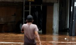 Korban Banjir tanpa Penerangan Listrik - JPNN.com