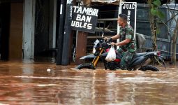 Pegang Tiang Listrik saat Banjir, Akibatnya Fatal - JPNN.com