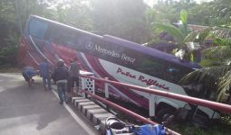 Bus Rombongan Duta Hadis Bengkulu Nyaris Masuk Jurang di Lampung - JPNN.com