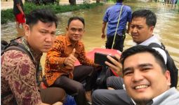 Dikepung Banjir, Hakim dan Jaksa KPK Tetap ke Pengadilan dengan Perahu Karet - JPNN.com