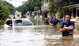 Pak SBY Terjang Air untuk Tinjau Korban Banjir di Ciangsana Bogor - JPNN.com