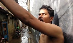 Cerita Keluarga Karim Dikepung Banjir, Bertahan di Atas Atap Melawan Dinginnya Hujan - JPNN.com