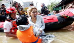 Datangi Korban Banjir, Nikita Mirzani Kembali Singgung Anies Baswedan - JPNN.com