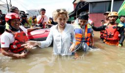 Duh, Nikita Mirzani Basah-basahan di Lokasi Banjir - JPNN.com