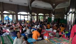 926 Warga Cipinang Melayu Mengungsi ke Masjid Universitas Borobudur, Begini Kondisinya - JPNN.com