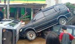 Banjir Surut, Mobil Bertumpukan di Jalan Masuk Perumahan - JPNN.com