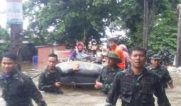 Satgas Banjir Seskoal Evakuasi Warga Perum Ciledug - JPNN.com