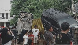 Mobil dan Motor Bergelimpangan di Jalanan Jatiasih - JPNN.com
