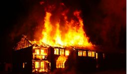 Kebakaran Terjadi di Kantor Dekat SPBU, Untung Api tak Menjalar - JPNN.com