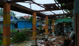 Pamekasan Kembali Dilanda Hujan Deras & Angin Kencang, Sejumlah Bangunan Rusak - JPNN.com