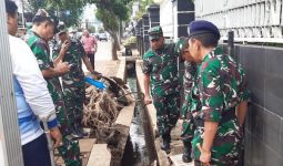 Danlantamal III dan Asrena Kasal Sambangi RSAL Terdampak Banjir - JPNN.com