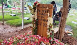 Hujan Mengiringi Pemakaman Ria Irawan - JPNN.com