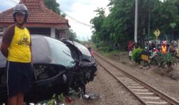 Mobil Berpenumpang 7 Orang Ditabrak Kereta Api, Terlempar Sejauh 10 Meter - JPNN.com