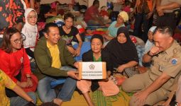 Sambangi Korban Banjir, Bamsoet: Salut dan Hormat Saya untuk Kaum Ibu - JPNN.com