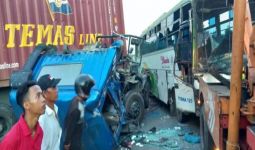 Kecelakaan di Jalinsum, Bus Chandra Menghantam Truk Kontainer - JPNN.com