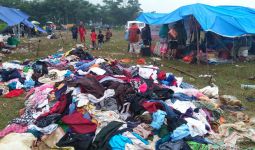 Baju Layak Pakai Dibiarkan Diguyur Hujan, Korban Banjir Butuh Tenda & Alas Tidur - JPNN.com