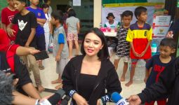 Kedatangan Wika Salim di Pengungsian Bikin Korban Banjir Semangat Lagi - JPNN.com
