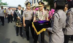 Irjen Agung Sabar Dapat Golok Khas Banten - JPNN.com