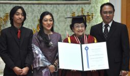 Universitas Soka Beri Dr HC kepada Bu Mega, Mas Nanan Merasa Bangga - JPNN.com