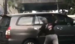 Viral, Mobil Toyota Innova Dilempari Warga dengan Batu - JPNN.com
