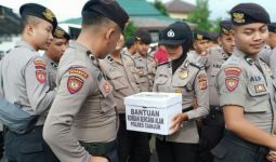 Patut Ditiru, Anggota Polres Cianjur Galang Dana Bantu Korban Banjir - JPNN.com